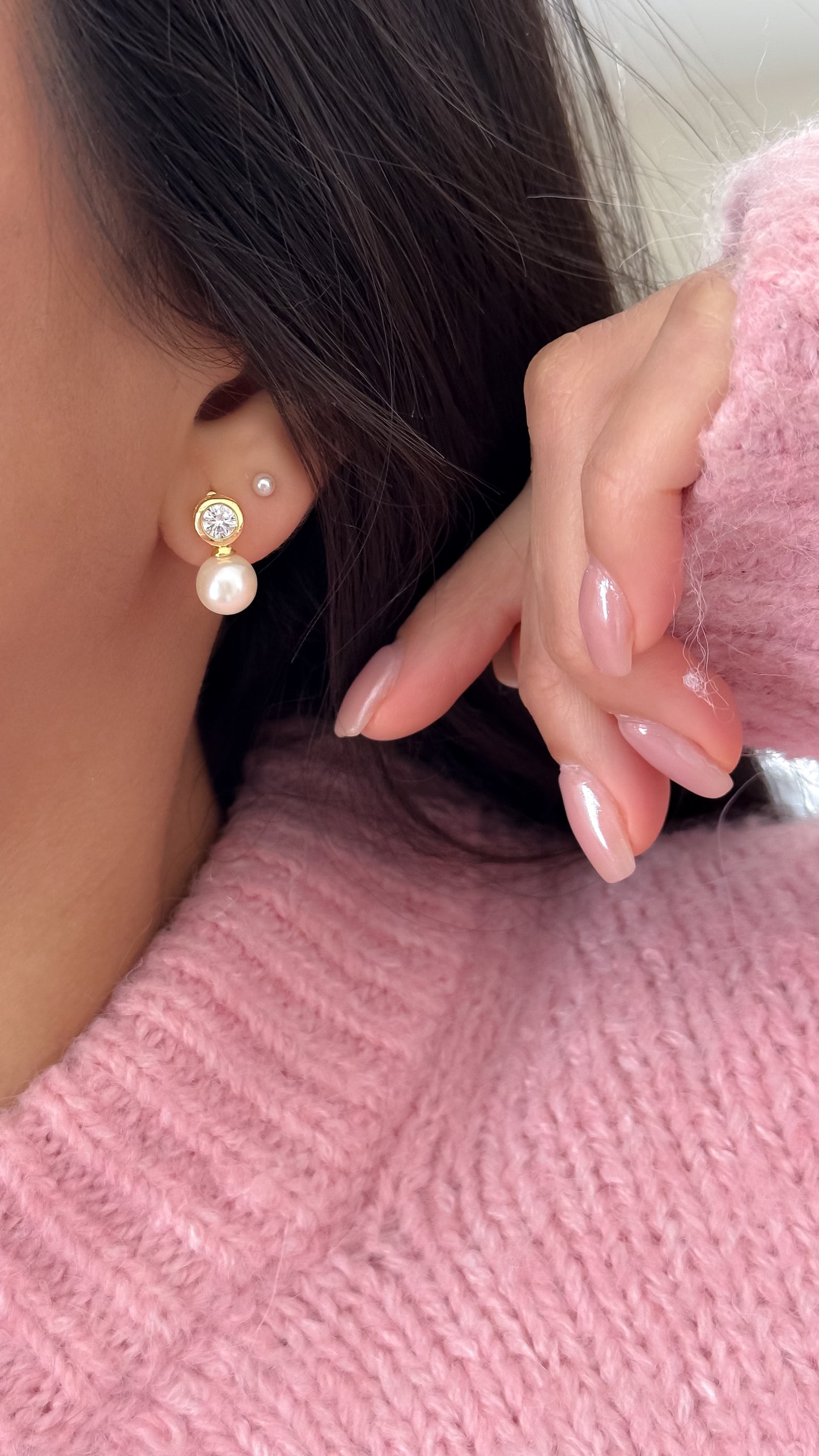 Mujer usando aros amara perla dorados enchapados en oro 18K - D'march Designs Chile