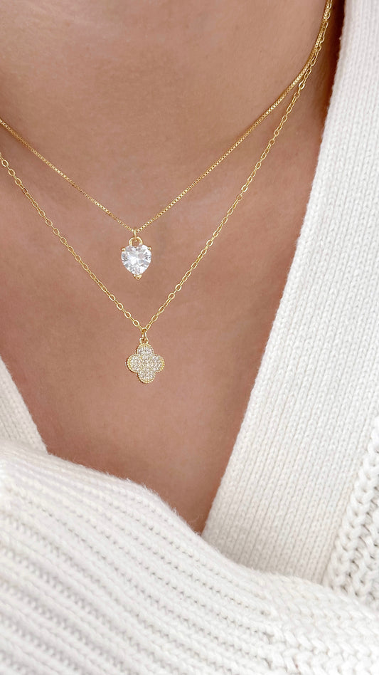 Mujer usando cadena trébol dorada enchapada en oro 18K - D'march Designs Chile