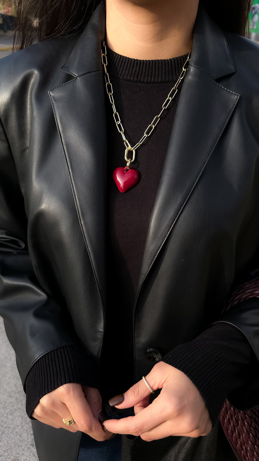 Mujer usando collar corazón burdeo dorado enchapado en oro 18K - D'march Designs Chile
