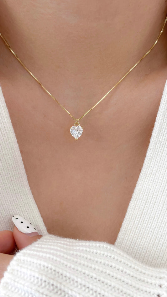 Mujer usando collar corazón punto de luz dorado enchapado en oro 18K - D'march Designs Chile