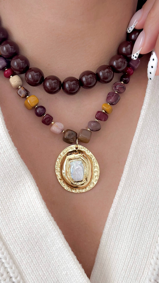 Mujer usando collar otoño con jaspe mokaita y perla barroca dorado enchapado en oro 18K - D'march Designs Chile