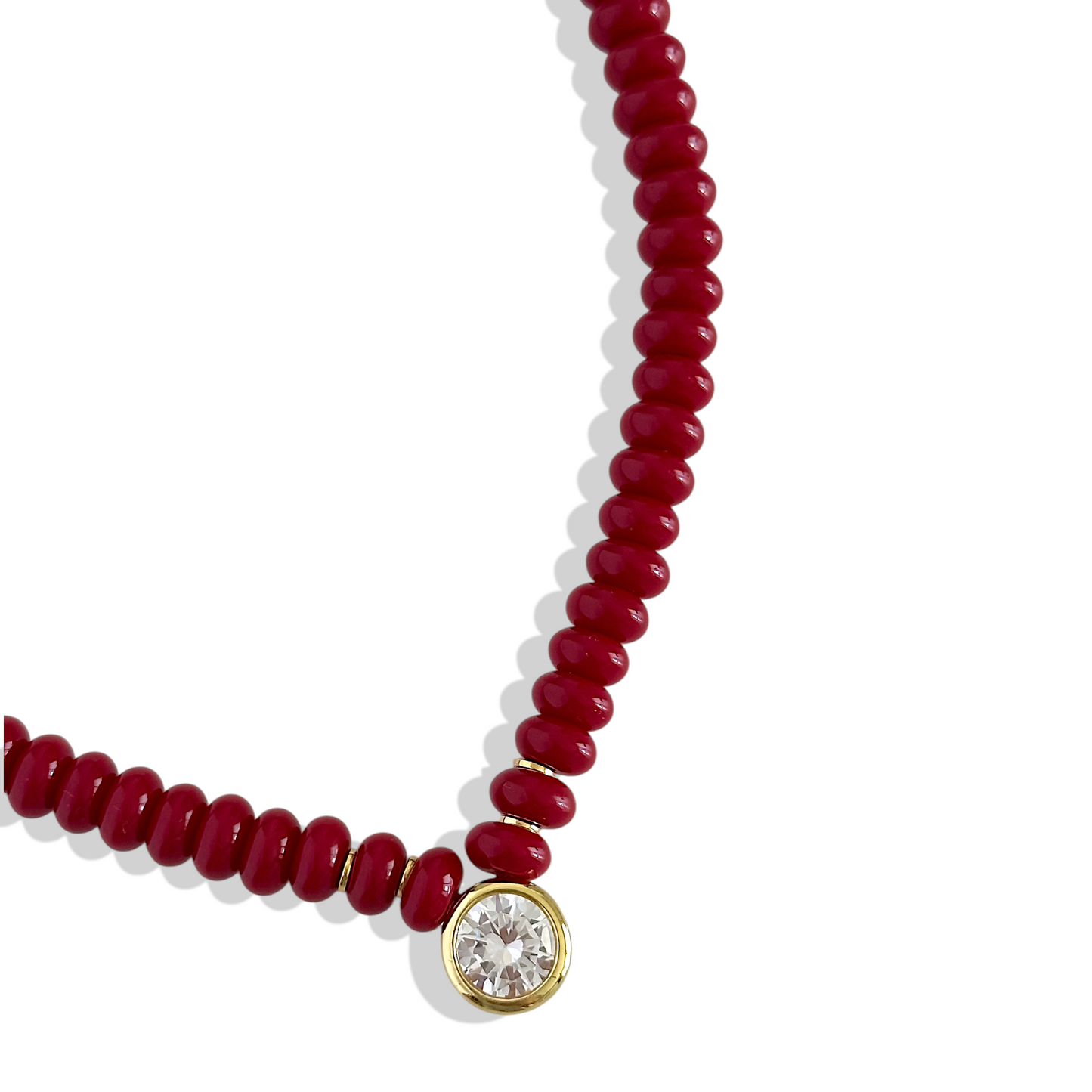 Detalle collar rojo oscuro punto de luz enchapado en oro 18K - D'march Designs Chile