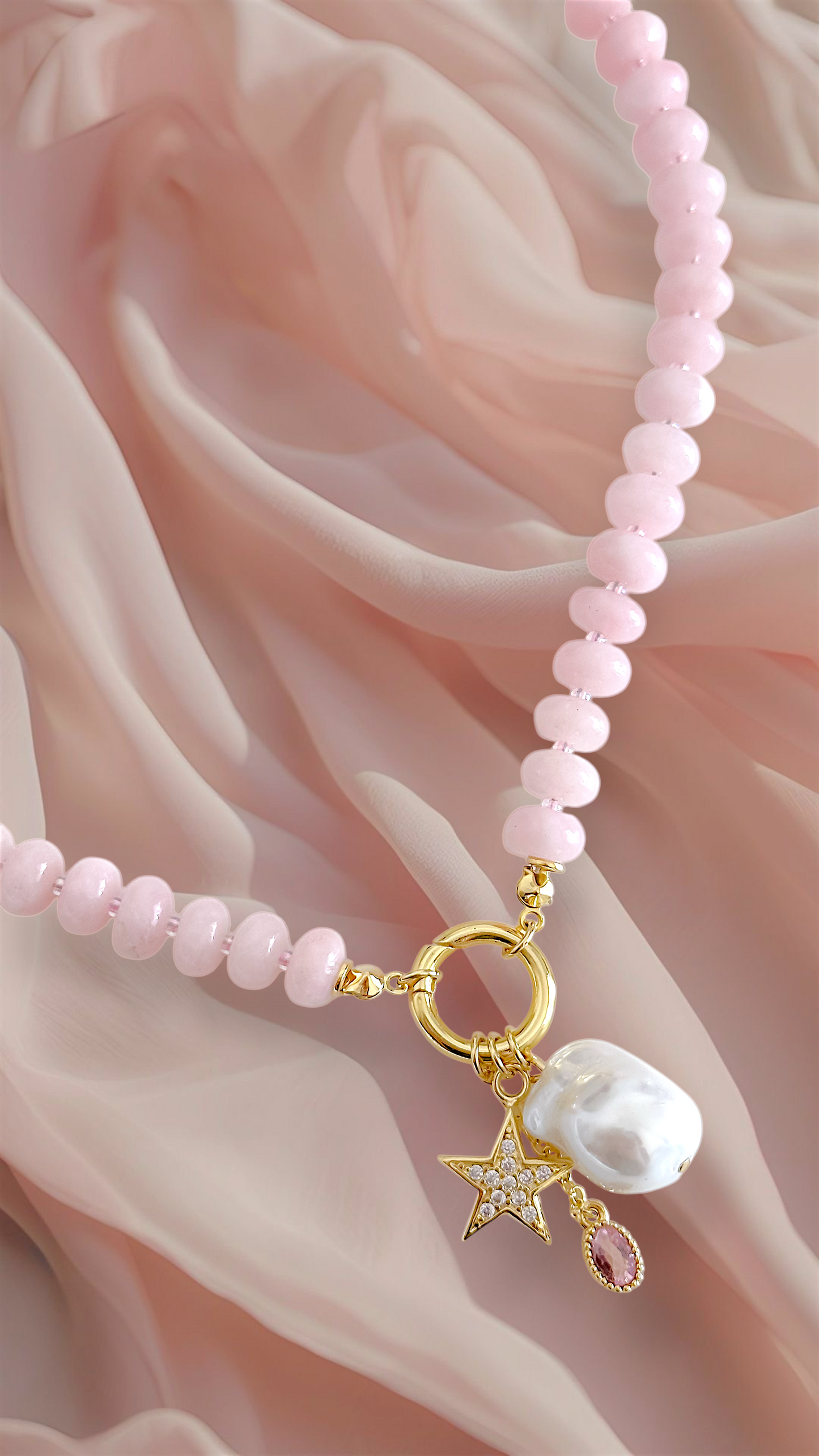 Detalle collar rosa con perla barroca enchapado en oro 18K - D'march Designs Chile