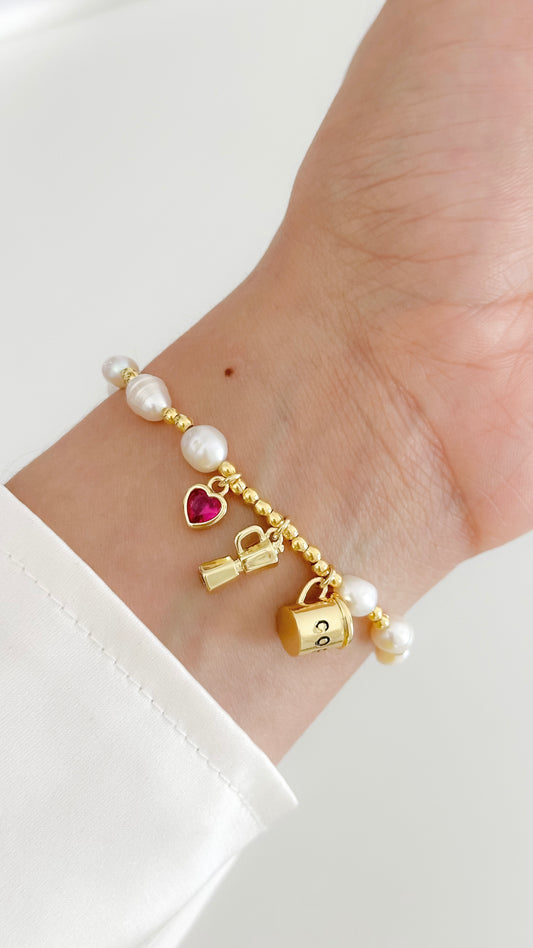 Mujer usando pulsera amantes del cafecito dorada enchapada en oro 18K - D'march Designs Chile