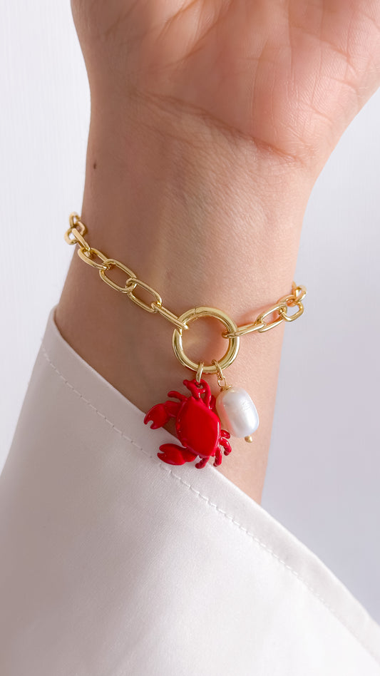 Mujer usando pulsera cangrejo dorada enchapada en oro 18K - D'march Designs Chile