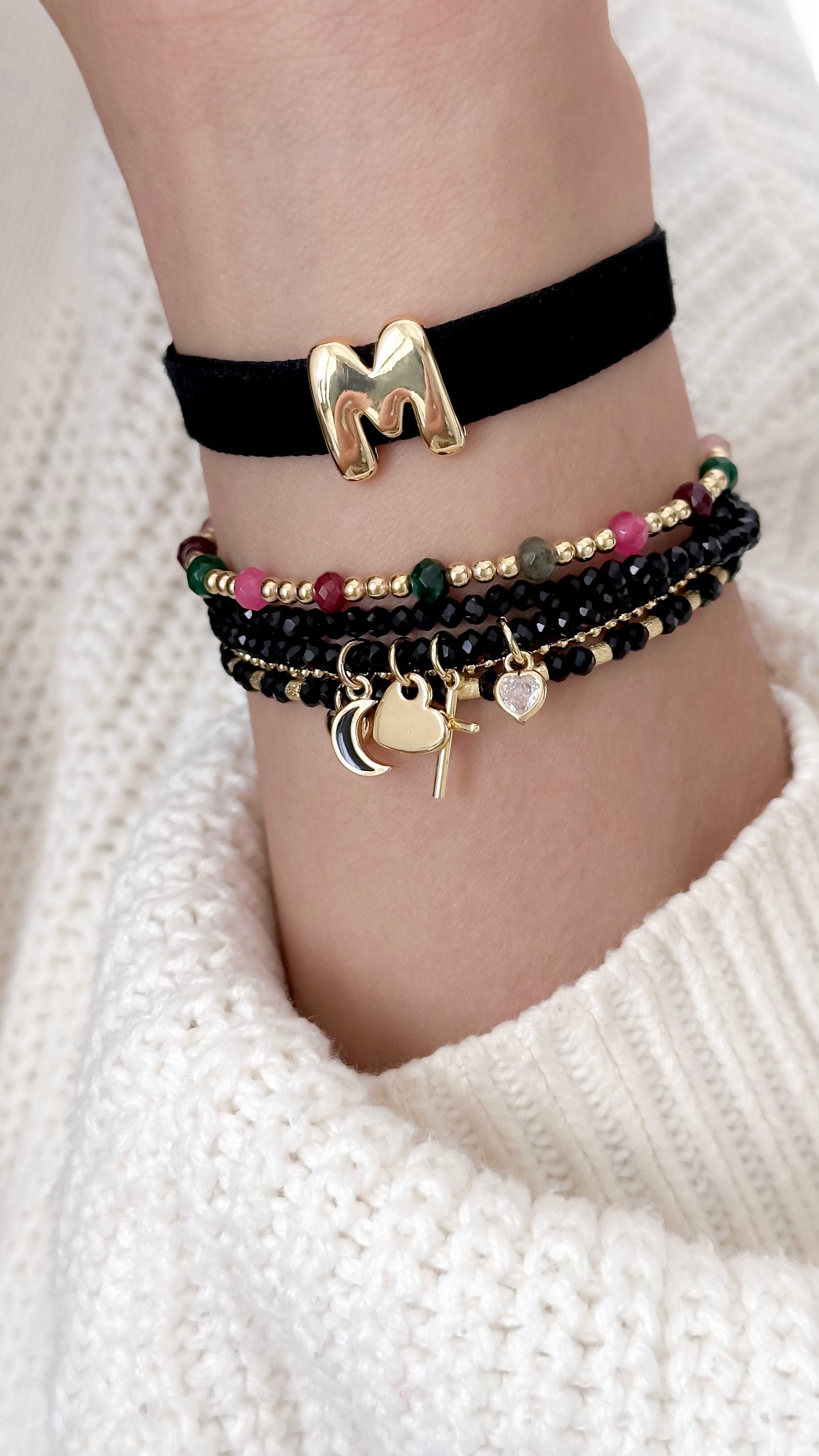 Mujer usando pulsera velvet con inicial dorada enchapada en oro 18K - D'march Designs Chile