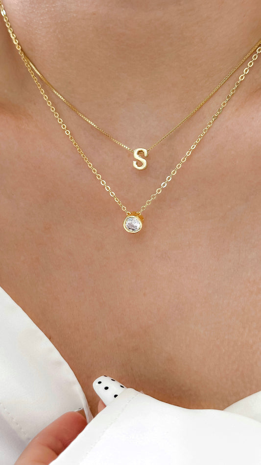 Mujer usando set de 2 cadenas con inicial y punto de luz doradas enchapadas en oro 18K - D'march Designs Chile