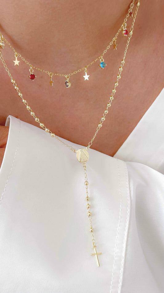 Cadena Corta mini estrellas y puntos de luz multicolor, enchapada en oro 18k Hipoalergénica. 