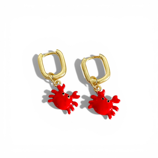Argollas con dijes de cangrejos colgantes rojos enchapadas en oro 18K hipoalergénicas D'march Designs.