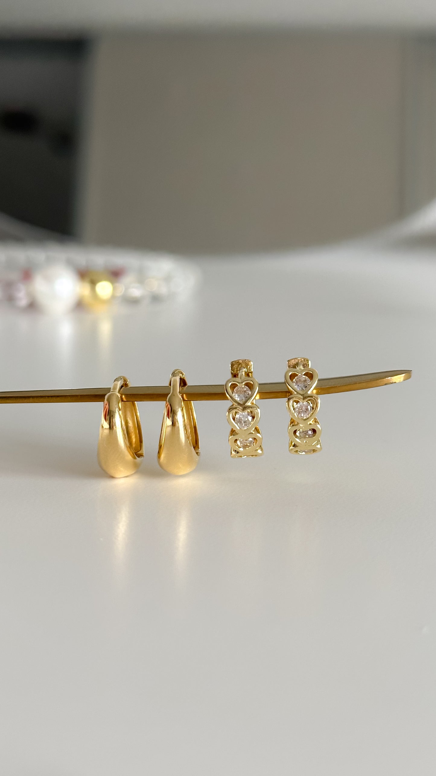 Detalle argollas doradas gota enchapadas en oro 18K - D'march Designs Chile