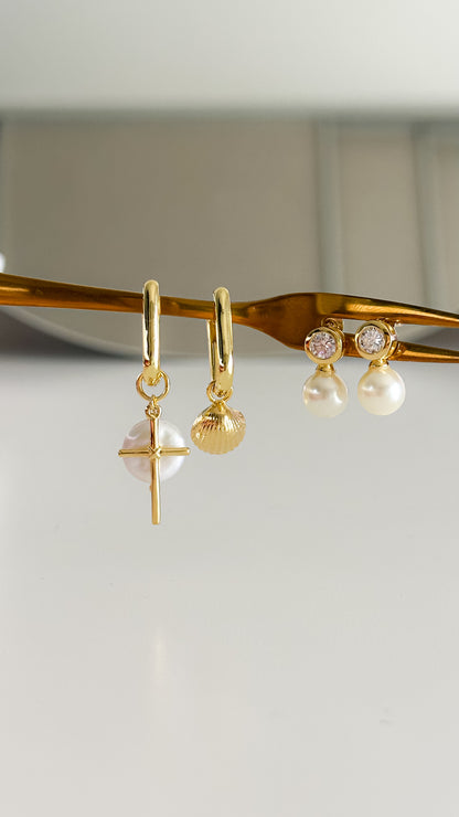 Detalle aros desiguales perla cruz y conchita de mar enchapados en oro 18K - D'march Designs Chile