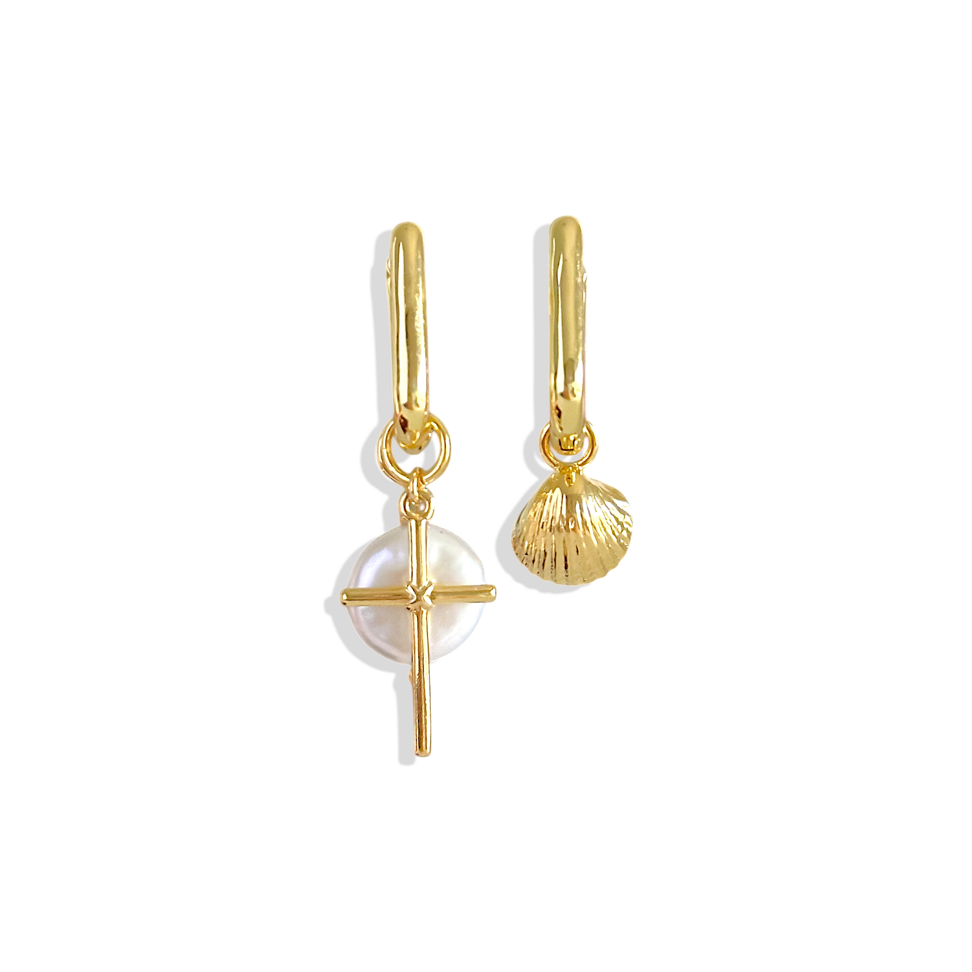Aros desiguales perla cruz y conchita de mar enchapados en oro 18K hipoalergénicos - D'march Designs Chile
