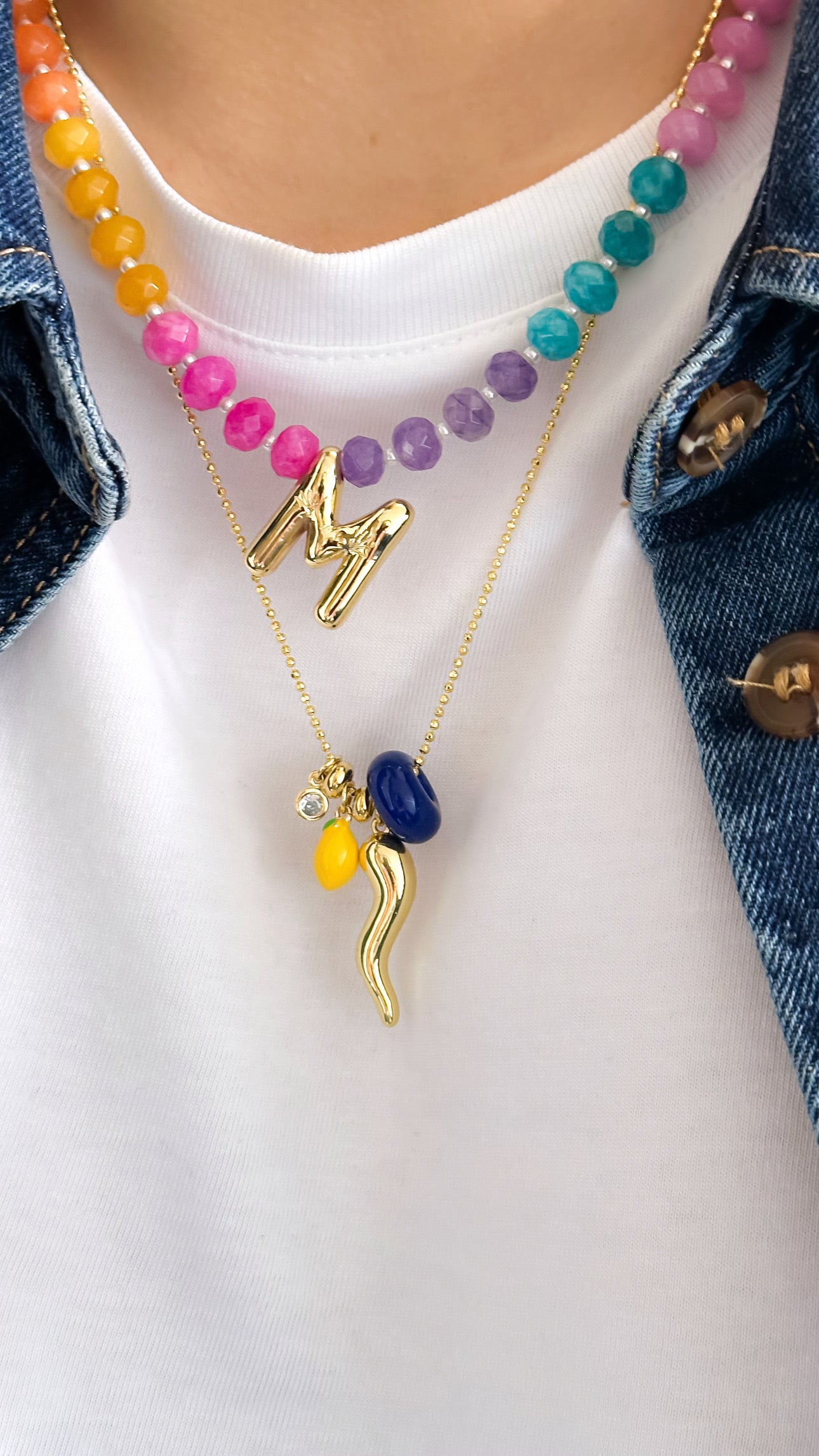 Mujer usando cadena charms cornicello dorada enchapada en oro 18K - D'march Designs Chile