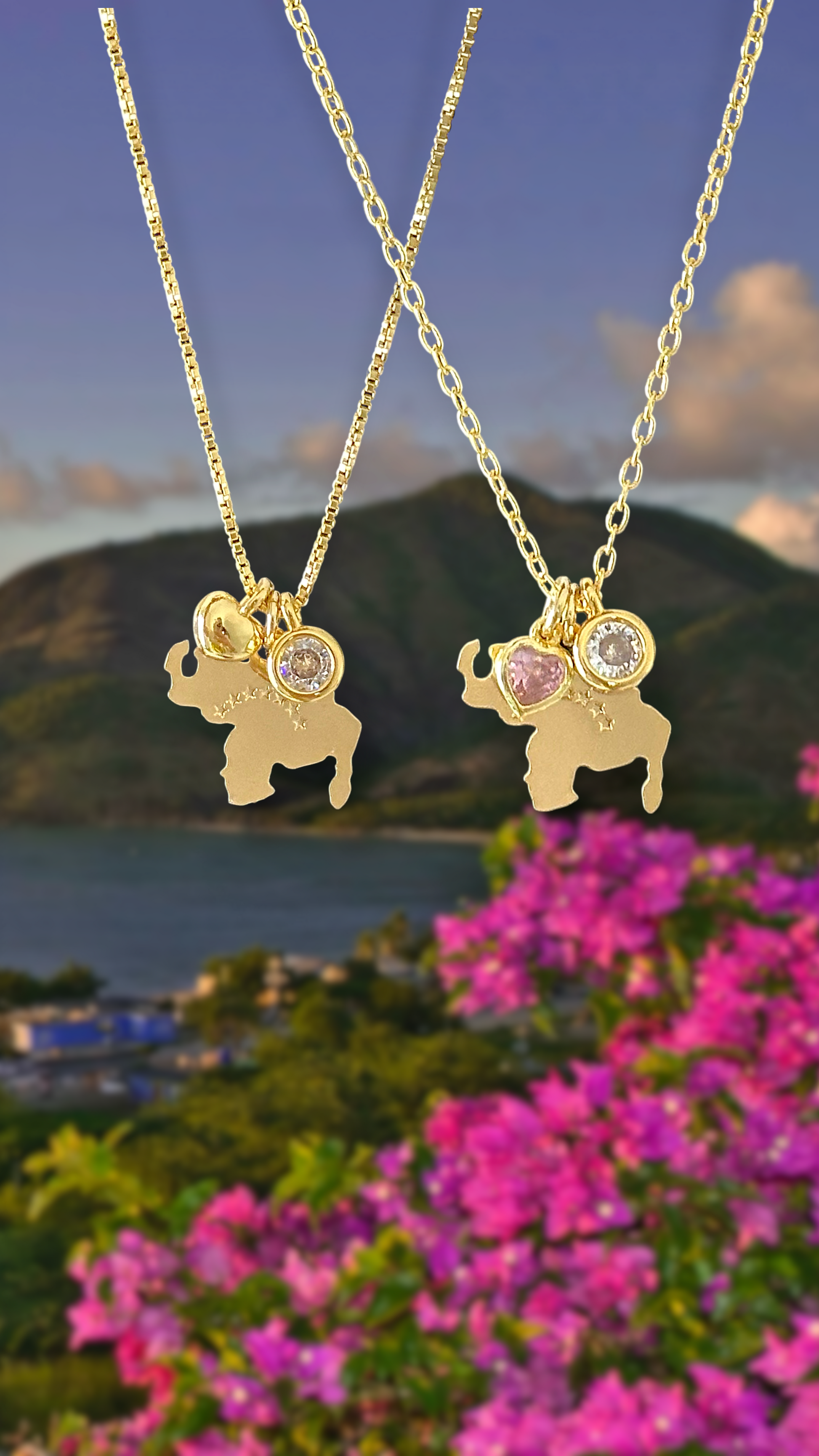 detalle cadena charms con mapa de Venezuela con corazón rosa y corazón dorado enchapada en oro 18K - D'march Designs Chile