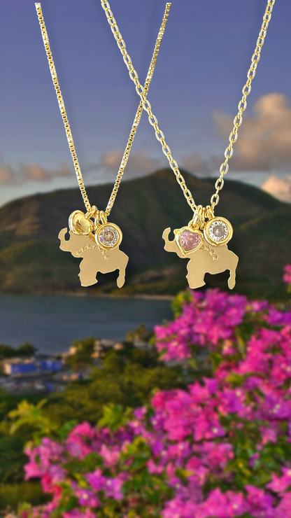 detalle cadena charms con mapa de Venezuela con corazón rosa y corazón dorado enchapada en oro 18K - D'march Designs Chile