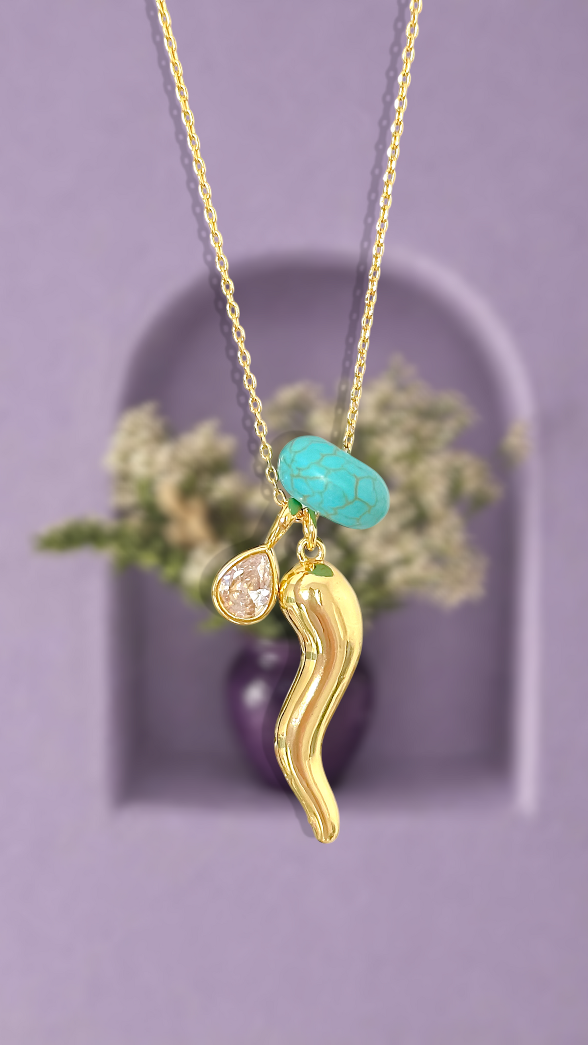 Cadena con dije cuerno enchapado en oro turquesa reconstituida y punto de luz sobre fondo morado enchapada en oro 18K - D'march Designs Chile