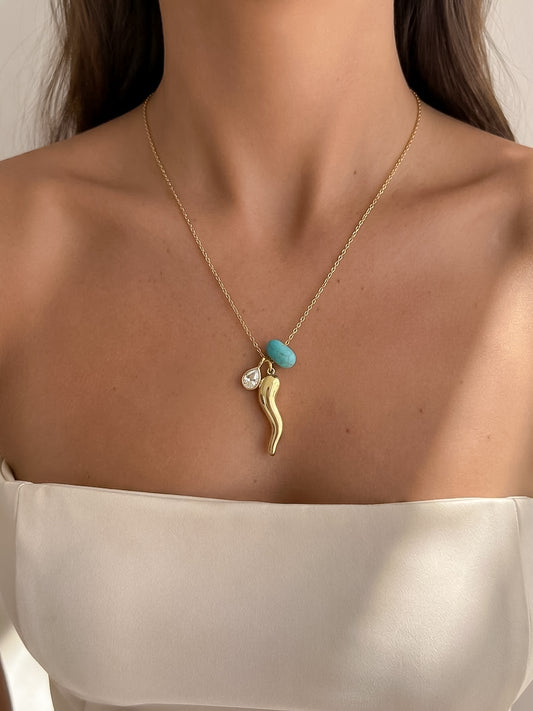 Mujer usando cadena con dije cuerno enchapado en oro piedra turquesa reconstituida y cristal punto de luz enchapada en oro 18K - D'march Designs Chile