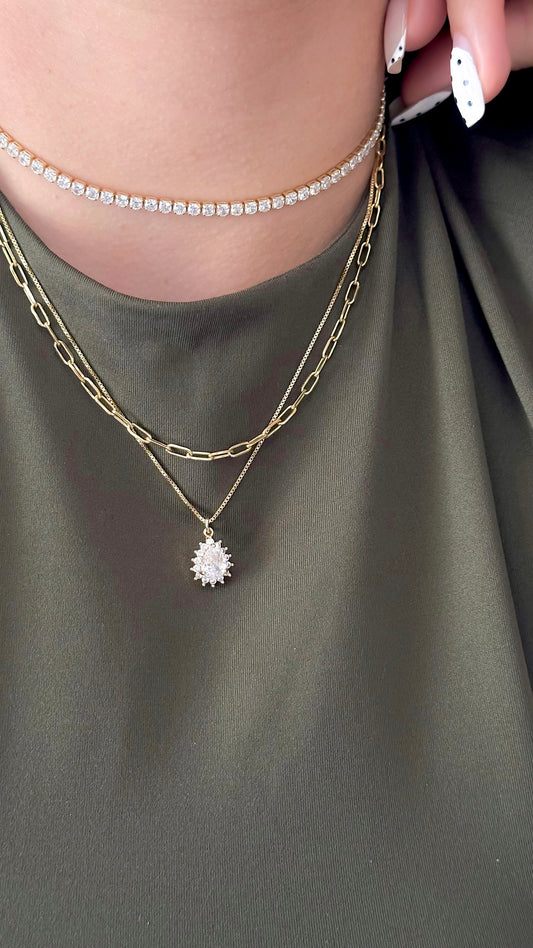 Mujer usando cadena gota de brillo y choker tenis dorados enchapados en oro 18K - D'march Designs Chile