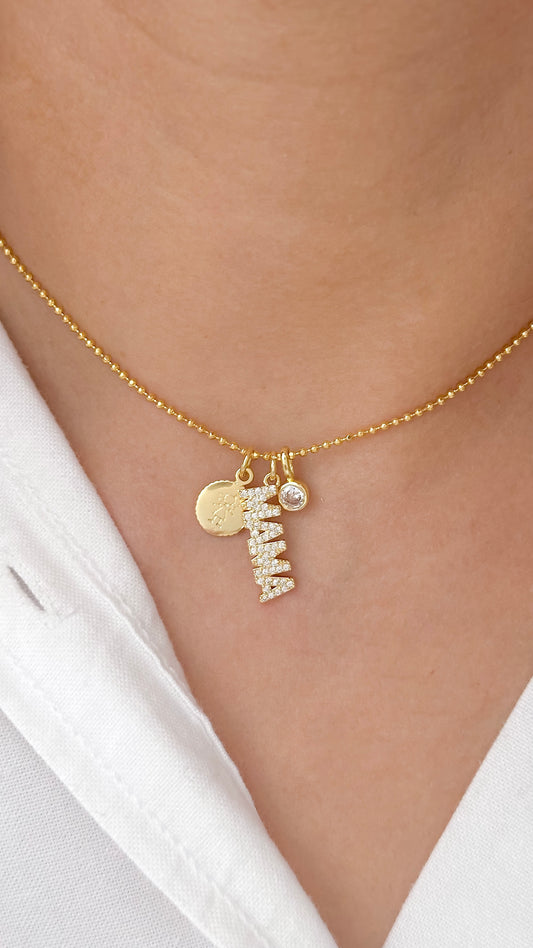 Mujer usando cadena mamá con dije niña dorada enchapada en oro 18K - D'march Designs Chile