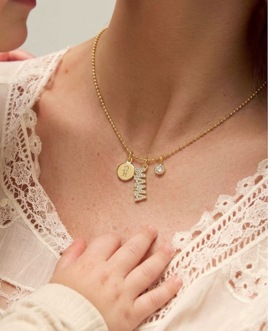Mujer usando cadena mamá con dije niño dorada enchapada en oro 18K - D'march Designs Chile