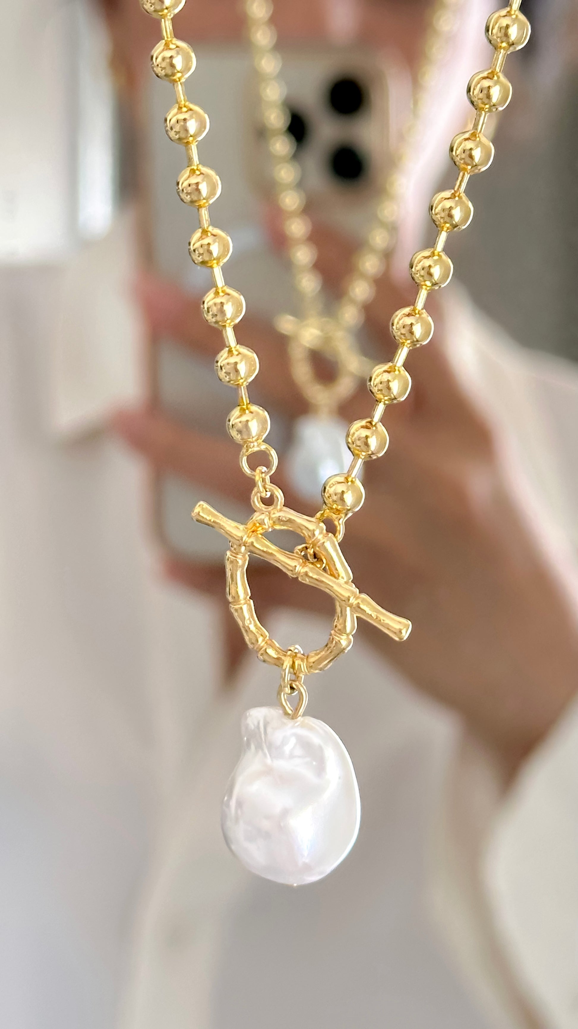 Detalle cadena con perla barroca enchapada en oro 18K - D'march Designs Chile