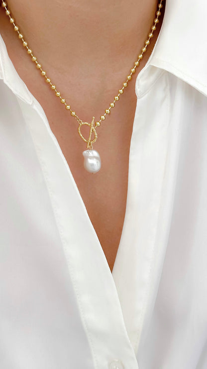Mujer usando cadena con perla barroca dorada enchapada en oro 18K - D'march Designs Chile