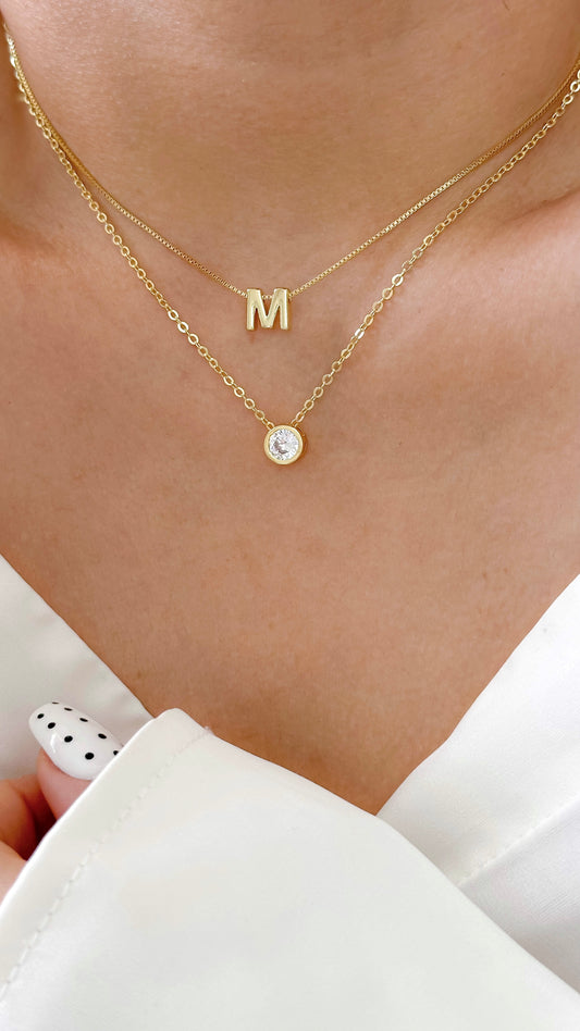 Mujer usando cadena punto de luz dorada enchapada en oro 18K - D'march Designs Chile