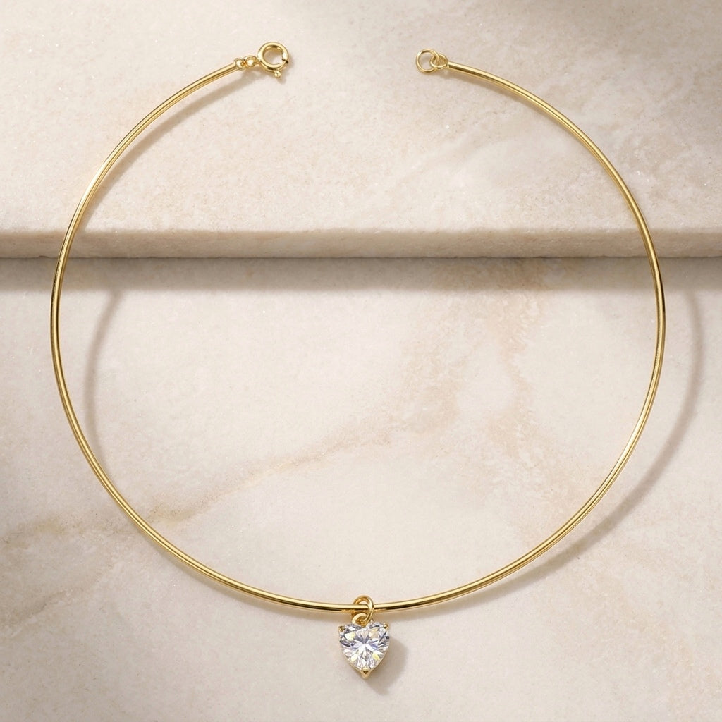 Detalle choker rígido con corazón de cristal enchapado en oro 18K - D'march Designs Chile