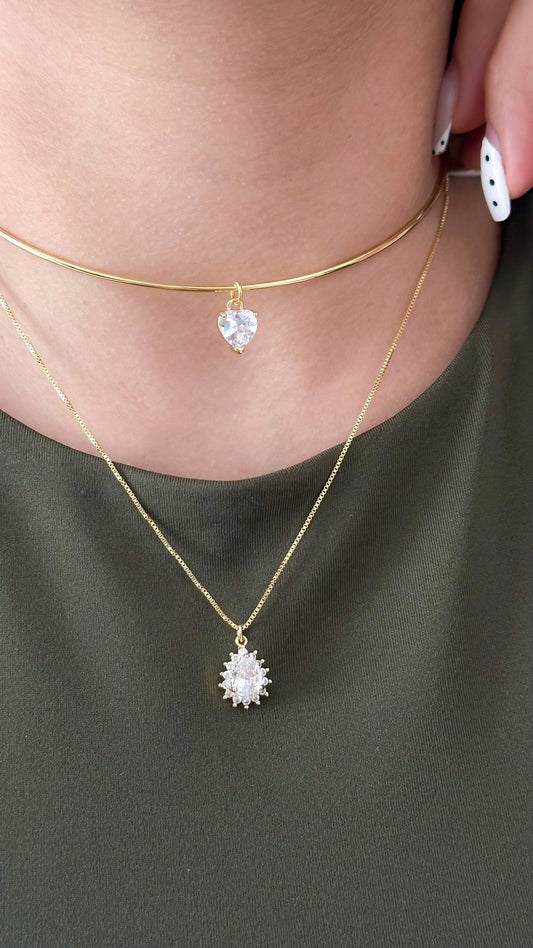Mujer usando choker rígido con corazón de cristal dorado enchapado en oro 18K - D'march Designs Chile