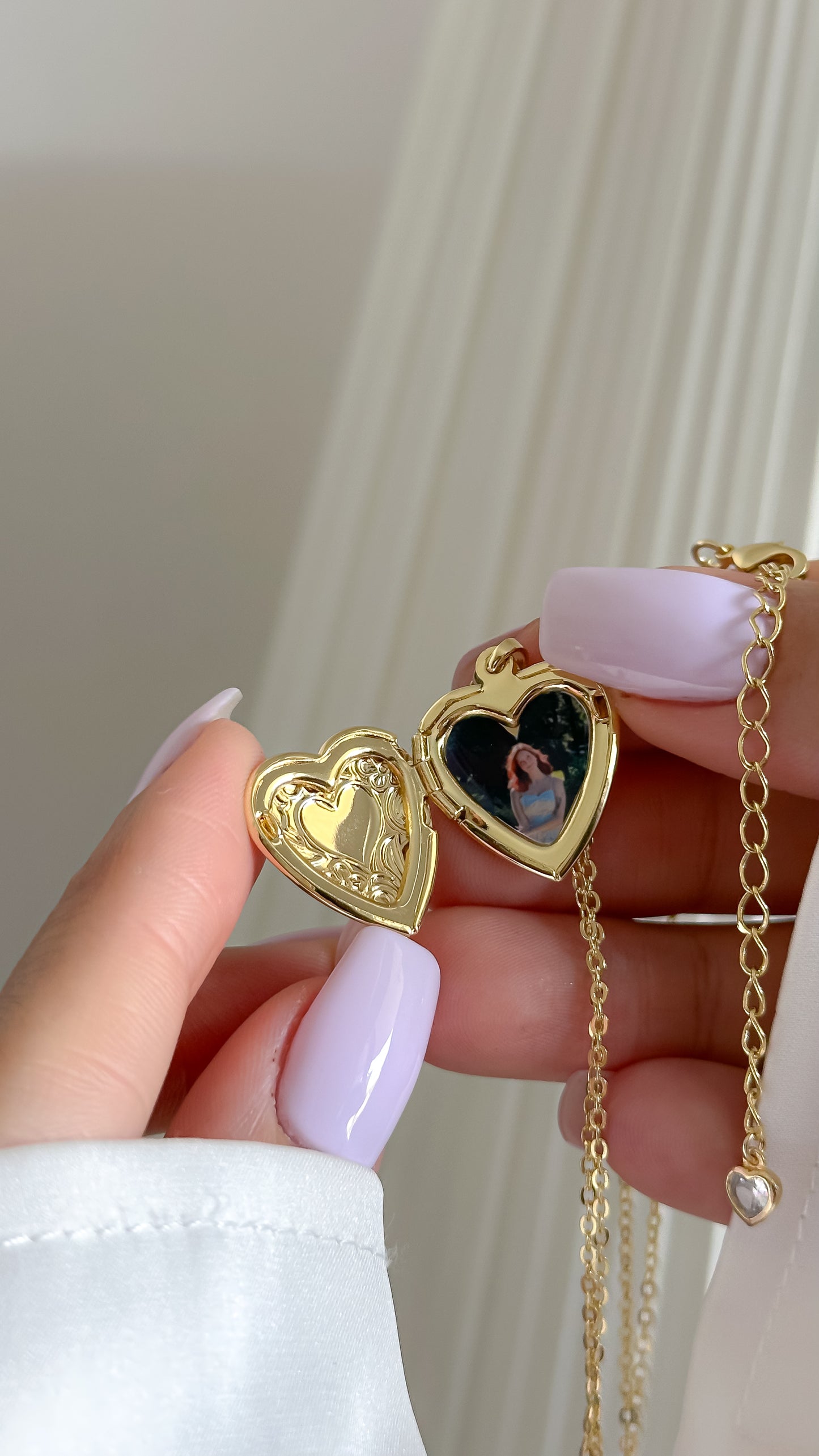 Detalle collar cadena relicario corazón vintage con espacio para 2 fotos enchapado en oro 18K - D'march Designs Chile