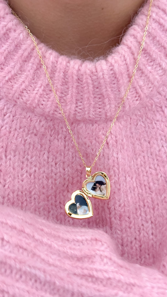 Mujer mostrando collar cadena relicario corazón vintage abierto con espacio para 2 fotos enchapado en oro 18K - D'march Designs Chile