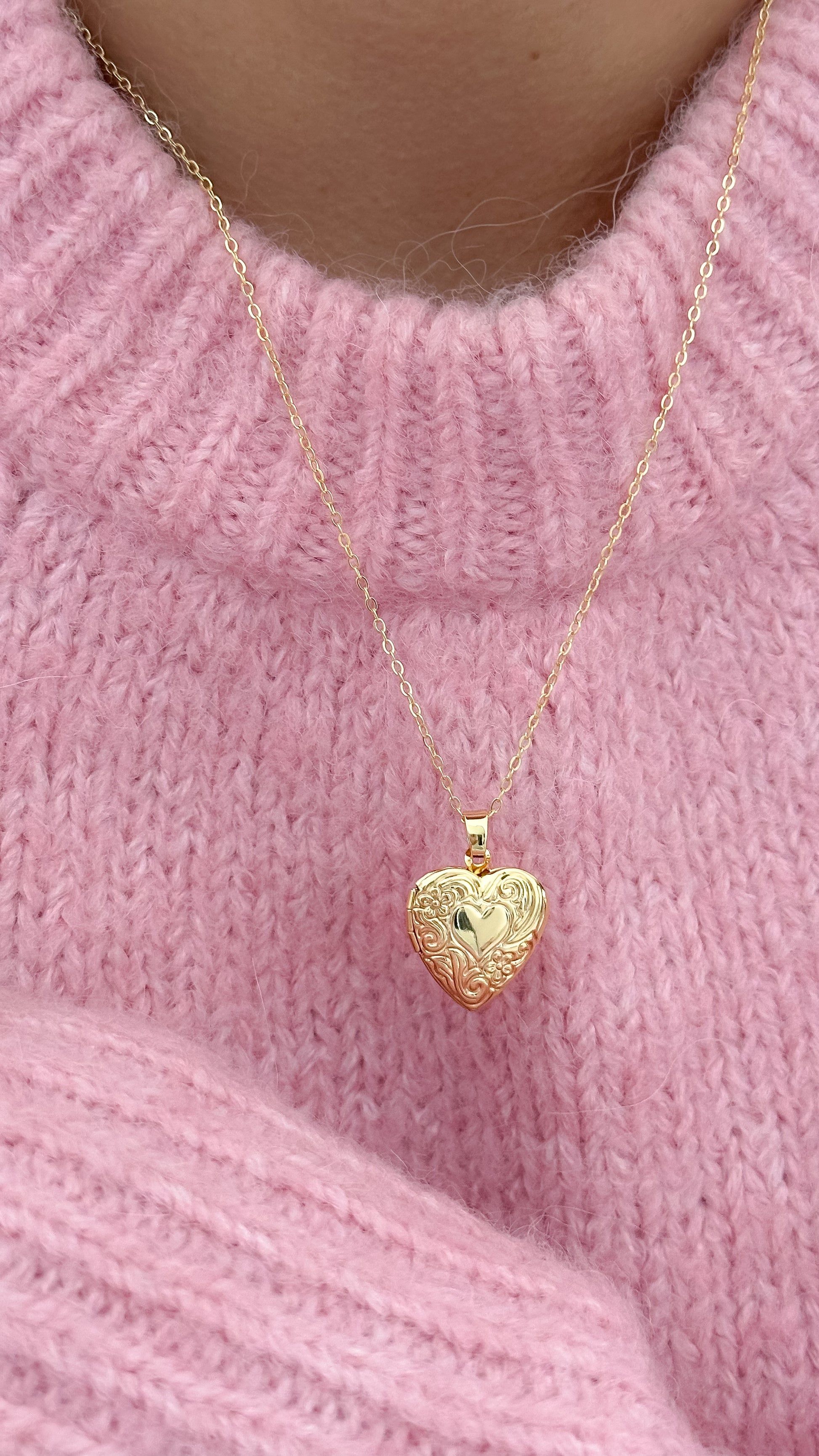 Mujer usando collar cadena relicario corazón vintage cerrado enchapado en oro 18K - D'march Designs Chile