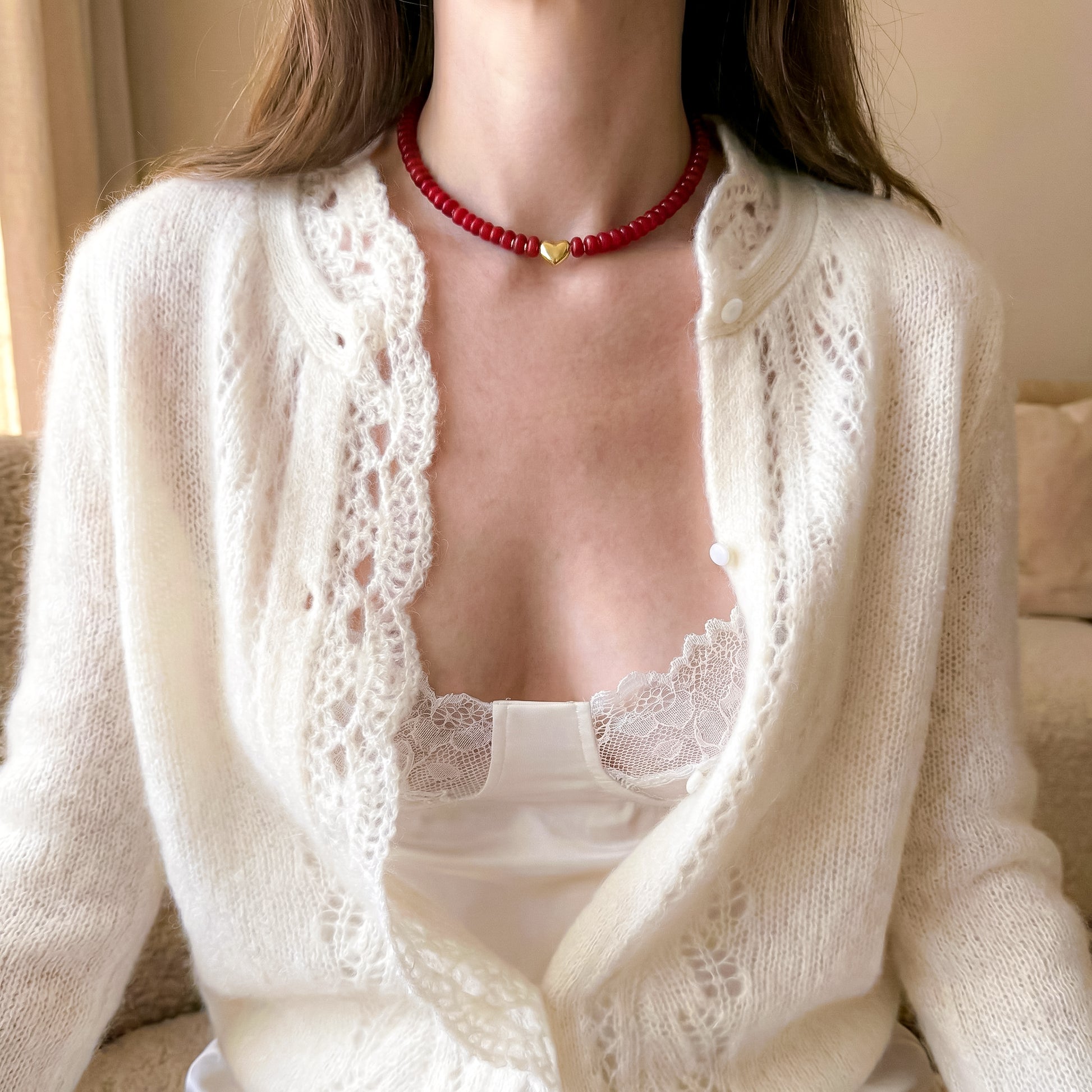 Mujer usando collar corazón carmesí dorado enchapado en oro 18K - D'march Designs Chile
