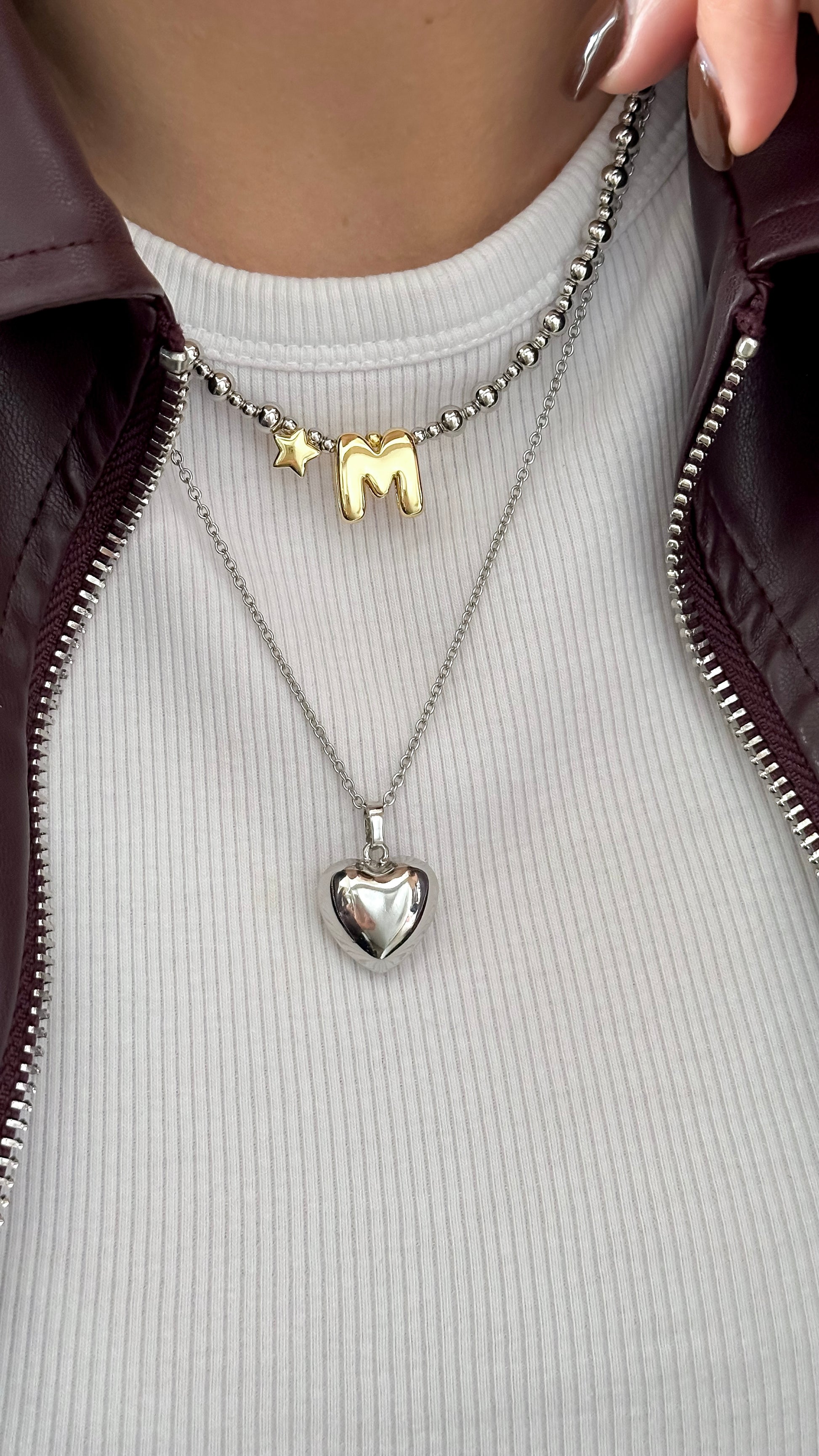 Mujer usando collar inicial Stella dorado enchapado en oro 18K - D'march Designs Chile