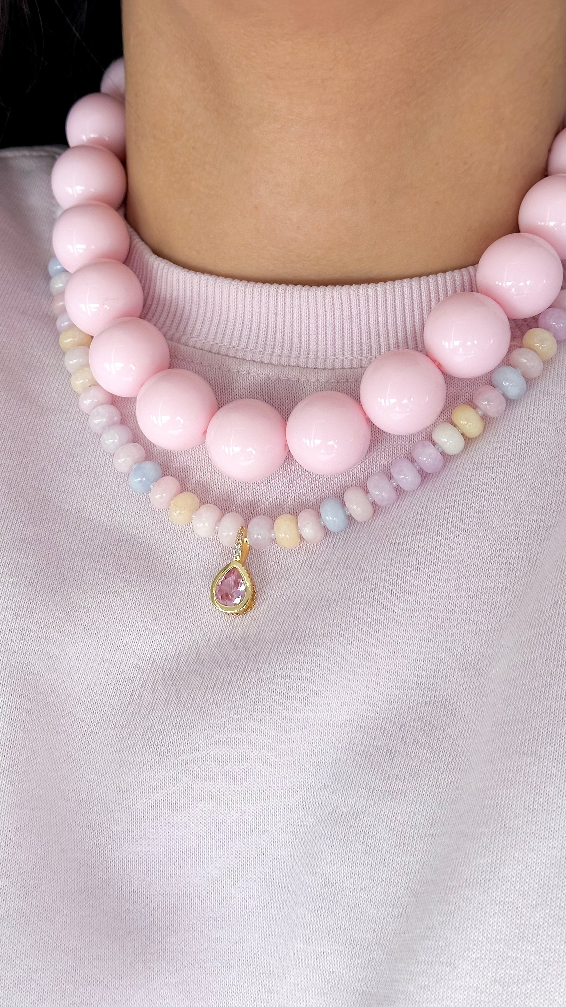 Mujer usando collar marshmallow con piedras rondell dije dorado enchapado en oro 18K - D'march Designs Chile