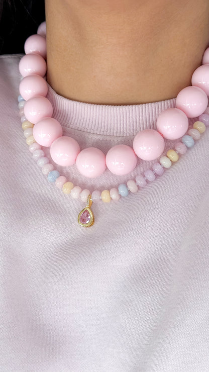 Mujer usando collar marshmallow con piedras rondell dije dorado enchapado en oro 18K - D'march Designs Chile