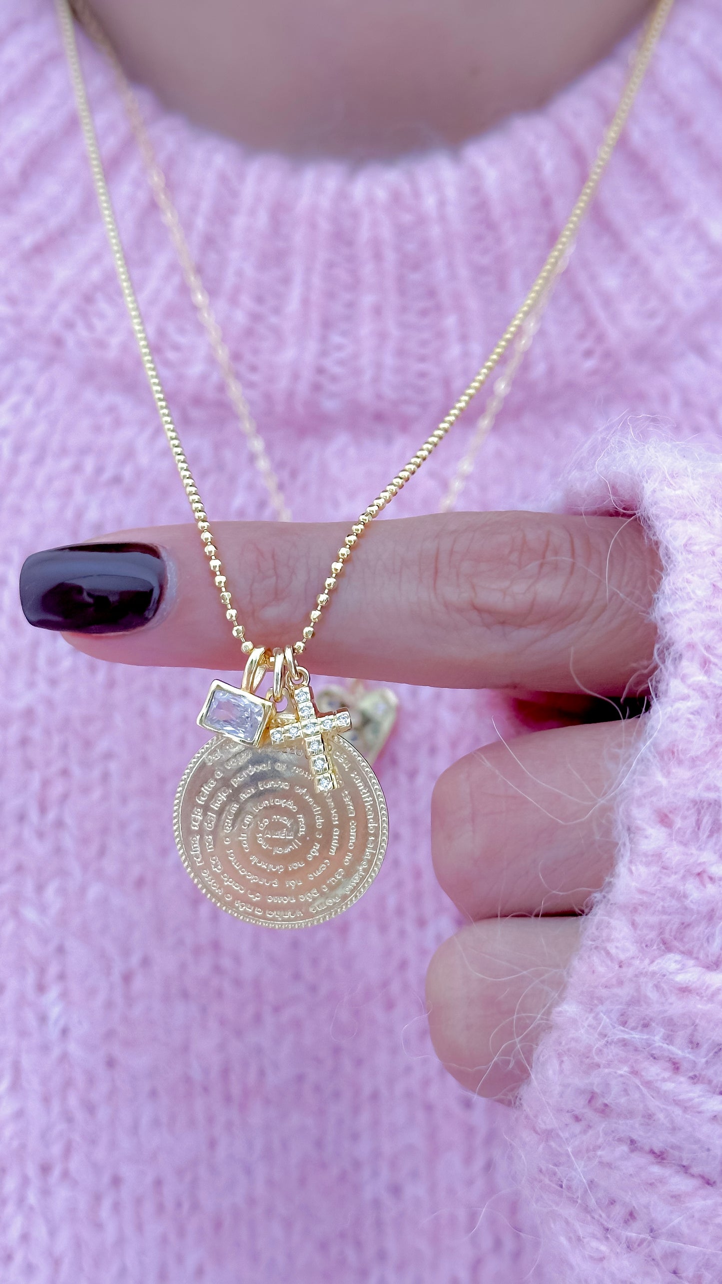 Mujer usando collar medalla Padre Nuestro dorado enchapado en oro 18K - D'march Designs Chile
