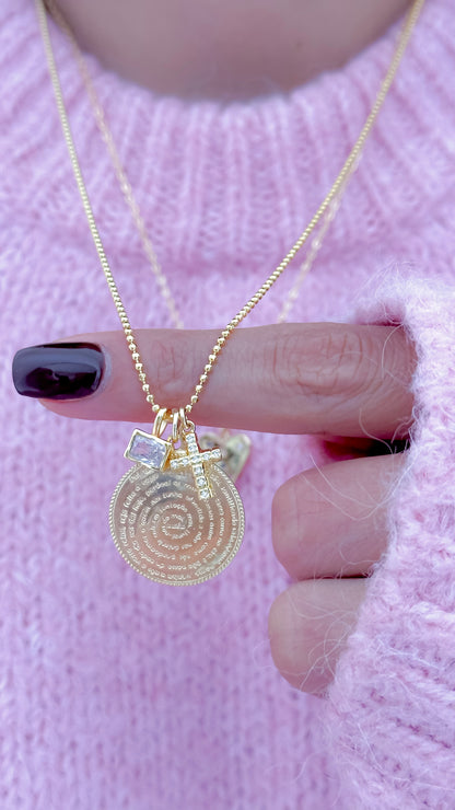 Mujer usando collar medalla Padre Nuestro dorado enchapado en oro 18K - D'march Designs Chile