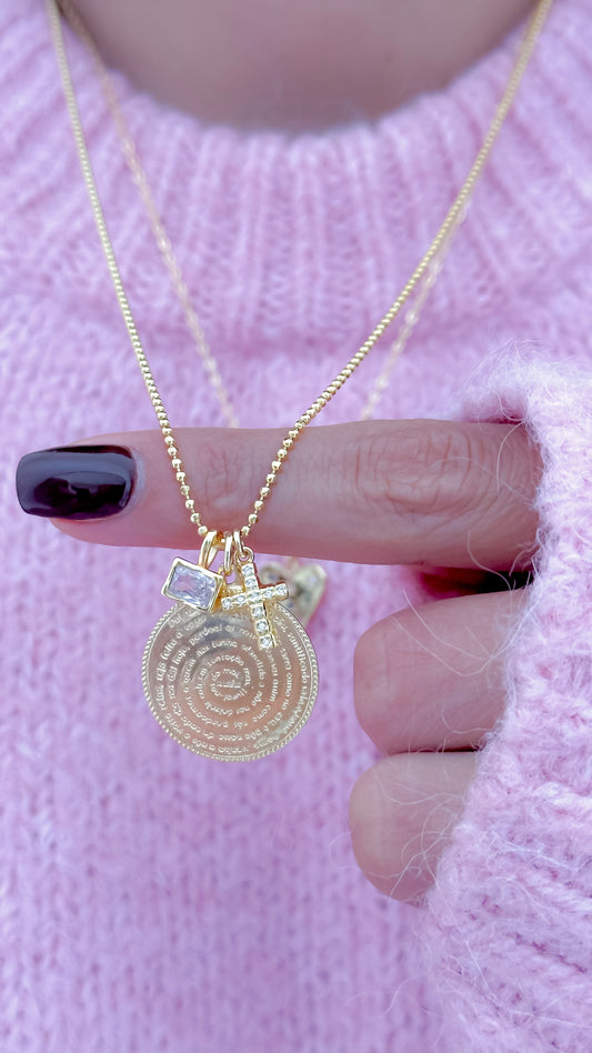 Mujer usando collar medalla Padre Nuestro dorado enchapado en oro 18K - D'march Designs Chile