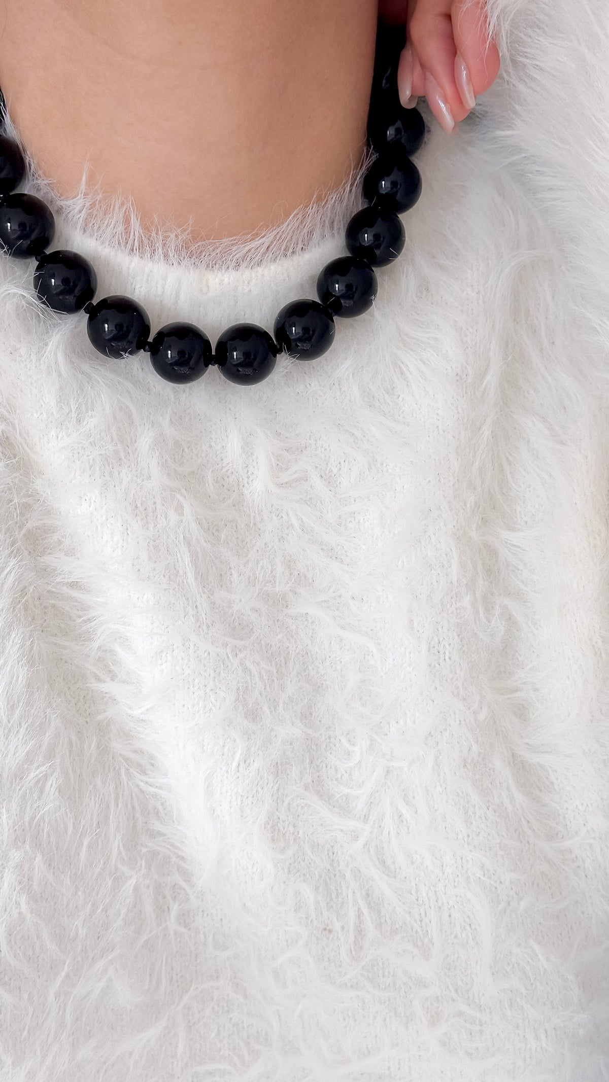 Mujer usando collar negro 18mm con cuentas acrílicas negras y detalles dorados enchapado en oro 18K - D'march Designs Chile