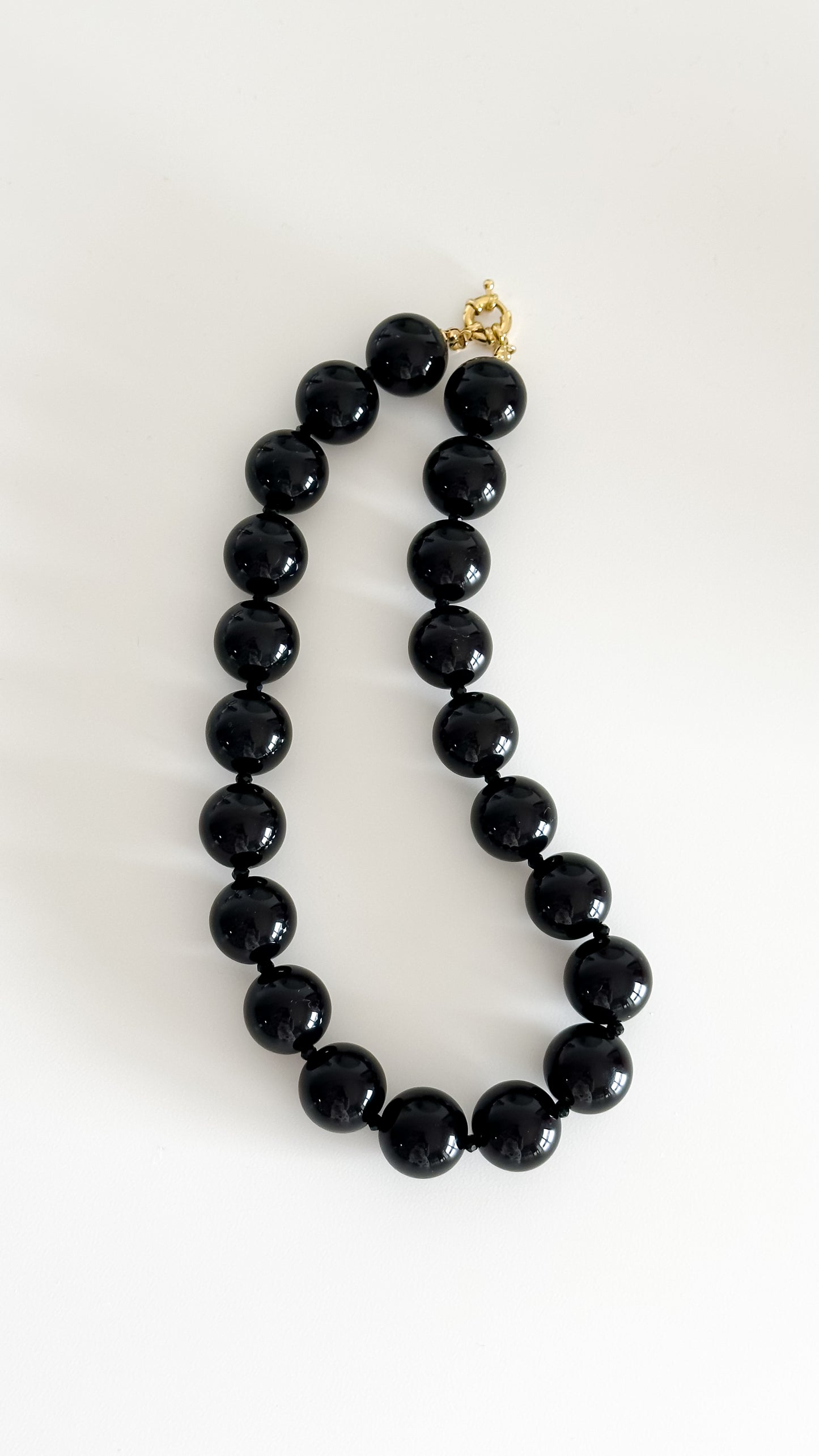 Detalle cuentas acrílicas negras 18mm con separadores dorados collar statement enchapado en oro 18K - D'march Designs Chile
