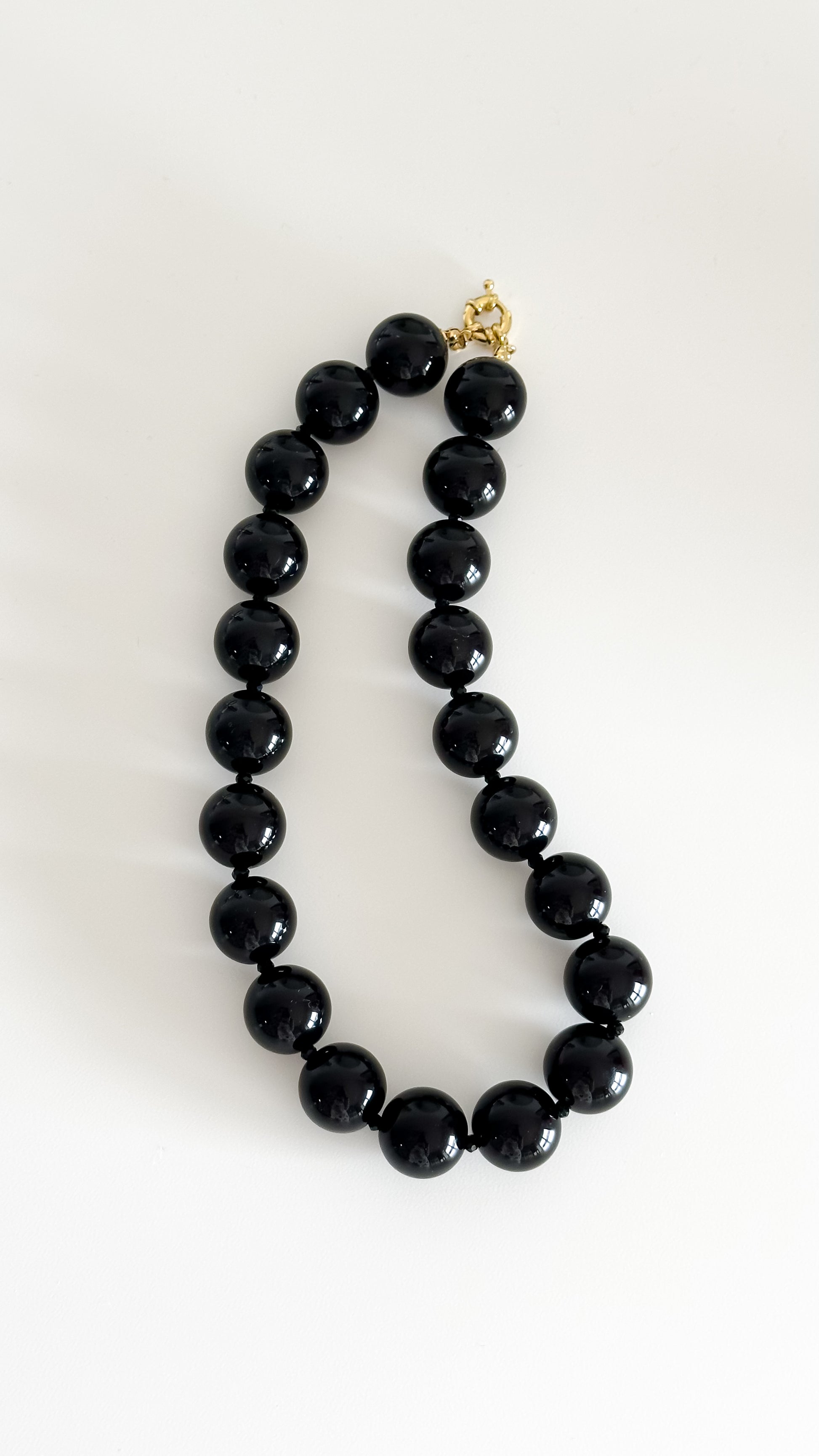 Detalle cuentas acrílicas negras 18mm con separadores dorados collar statement enchapado en oro 18K - D'march Designs Chile