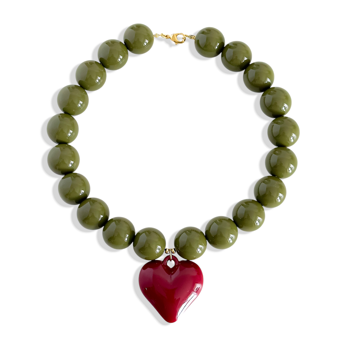 Collar verde oliva 18mm con dije corazón burdeo y terminaciones enchapadas en oro 18K hipoalergénico - D'march Designs Chile