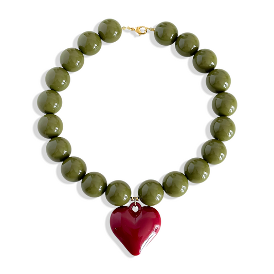 Collar verde oliva 18mm con dije corazón burdeo y terminaciones enchapadas en oro 18K hipoalergénico - D'march Designs Chile