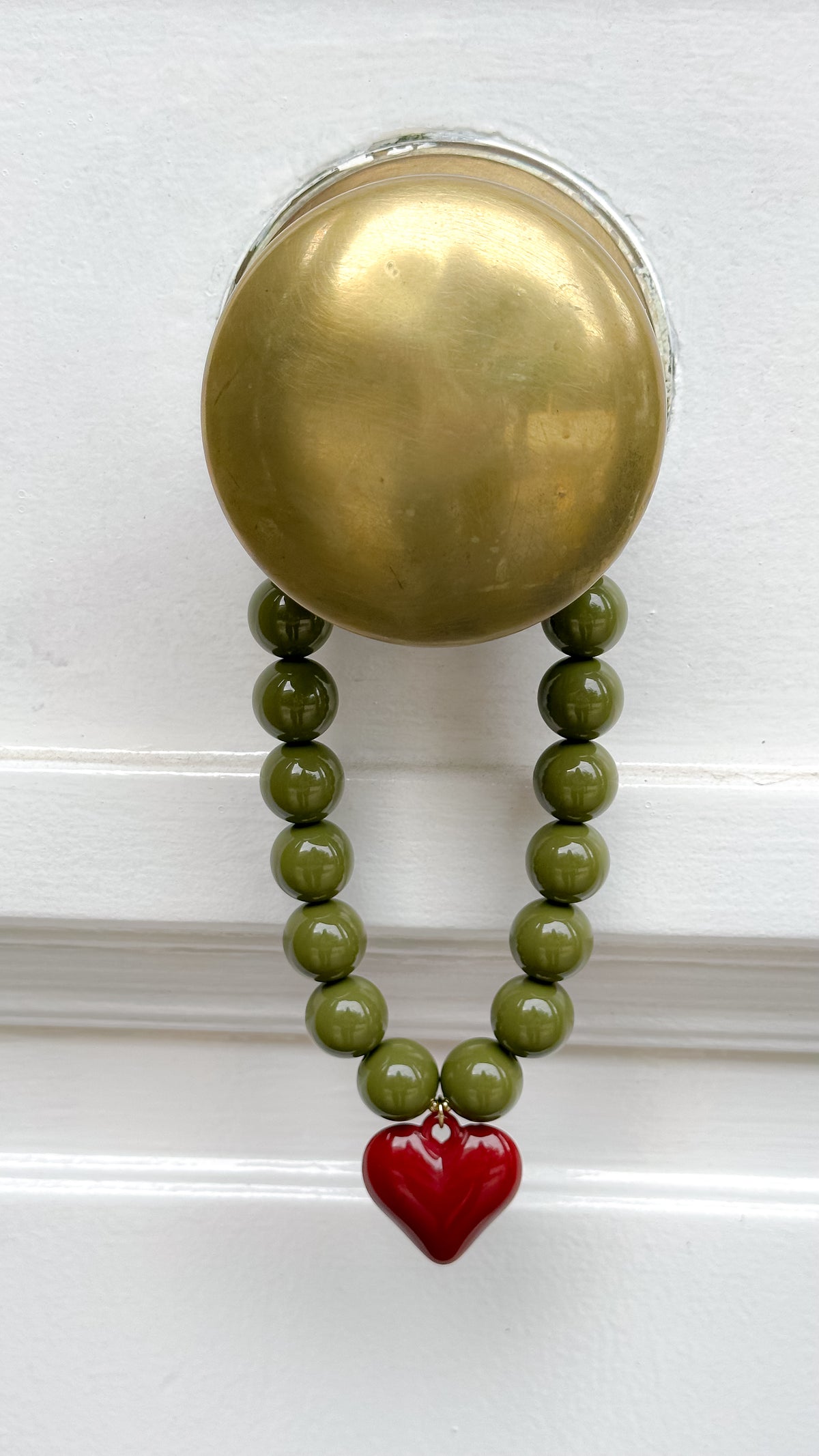 Detalle dije corazón burdeo collar verde oliva 18mm con terminaciones enchapadas en oro 18K - D'march Designs Chile