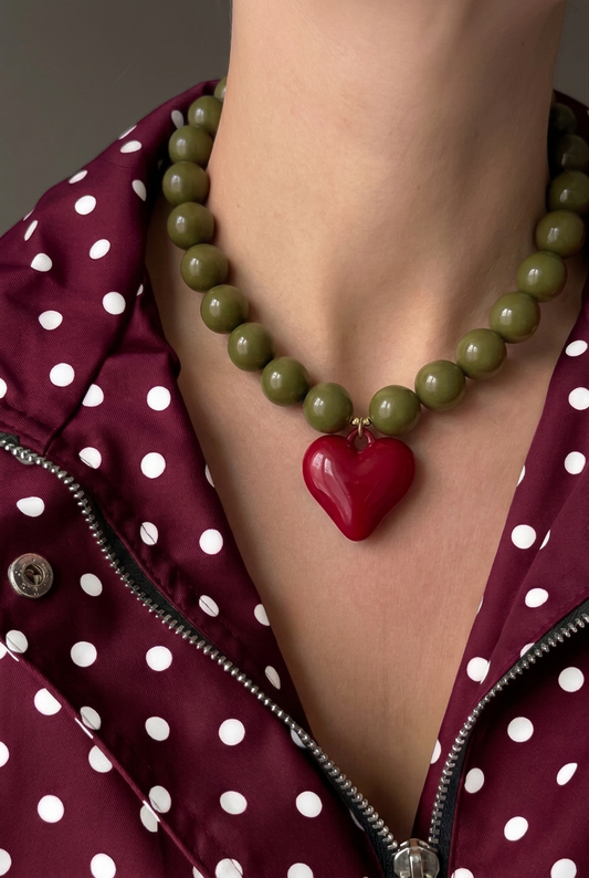 Mujer usando collar verde oliva 18mm con dije corazón burdeo enchapado en oro 18K - D'march Designs Chile