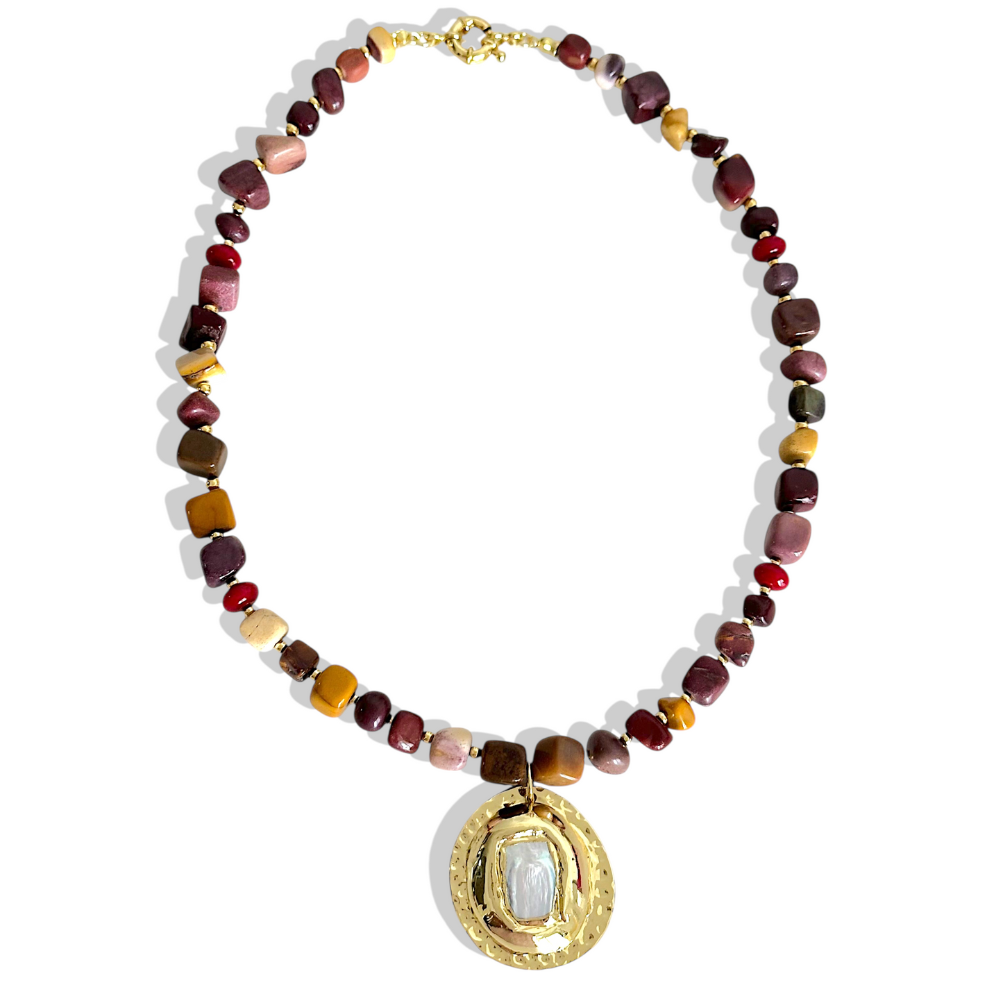 Detalle collar otoño con jaspe mokaita y perla barroca enchapado en oro 18K - D'march Designs Chile