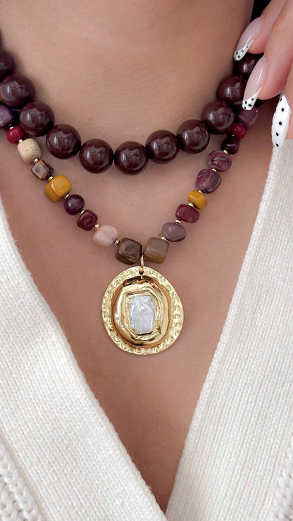 Mujer usando collar otoño con jaspe mokaita y perla barroca dorado enchapado en oro 18K - D'march Designs Chile