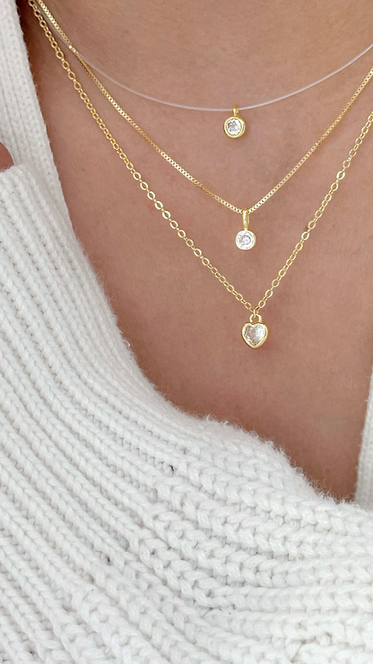 Mujer usando collar punto de luz corazón dorado enchapado en oro 18K - D'march Designs Chile