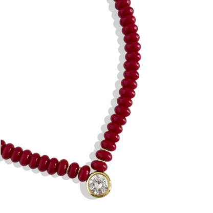 Detalle collar rojo oscuro punto de luz enchapado en oro 18K - D'march Designs Chile